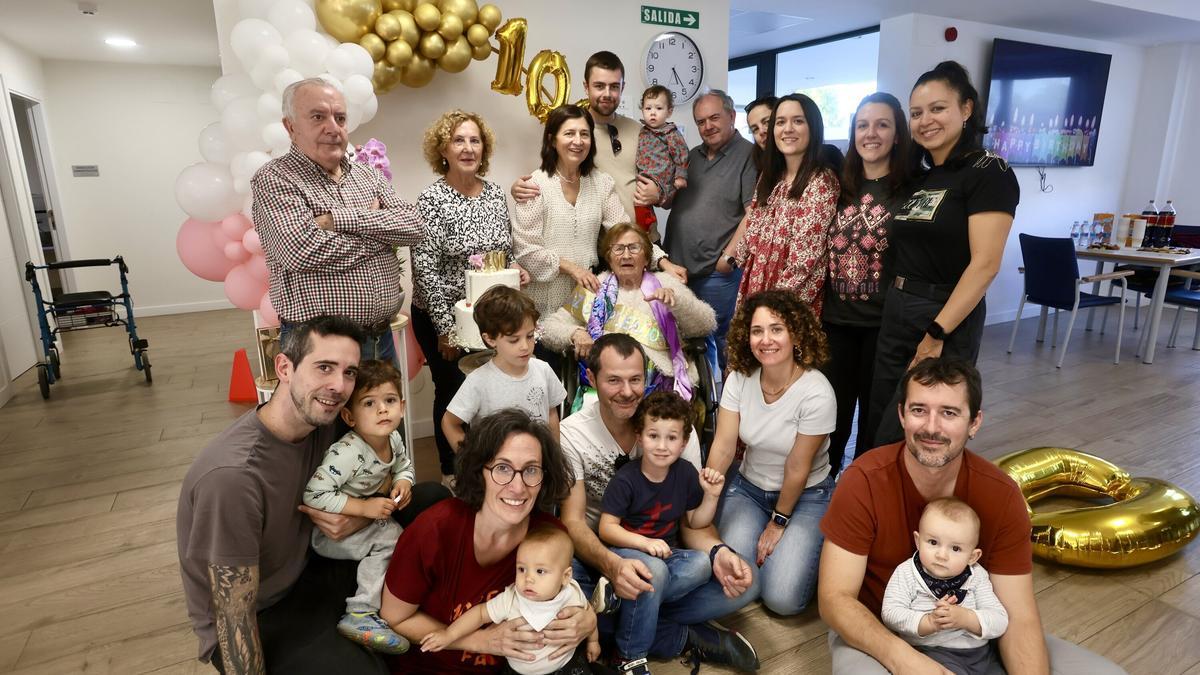 En imágenes: María Purificación López de Viñaspre celebra un siglo de vida rodeada de familiares, amigos y personal en la residencia Betania Garden