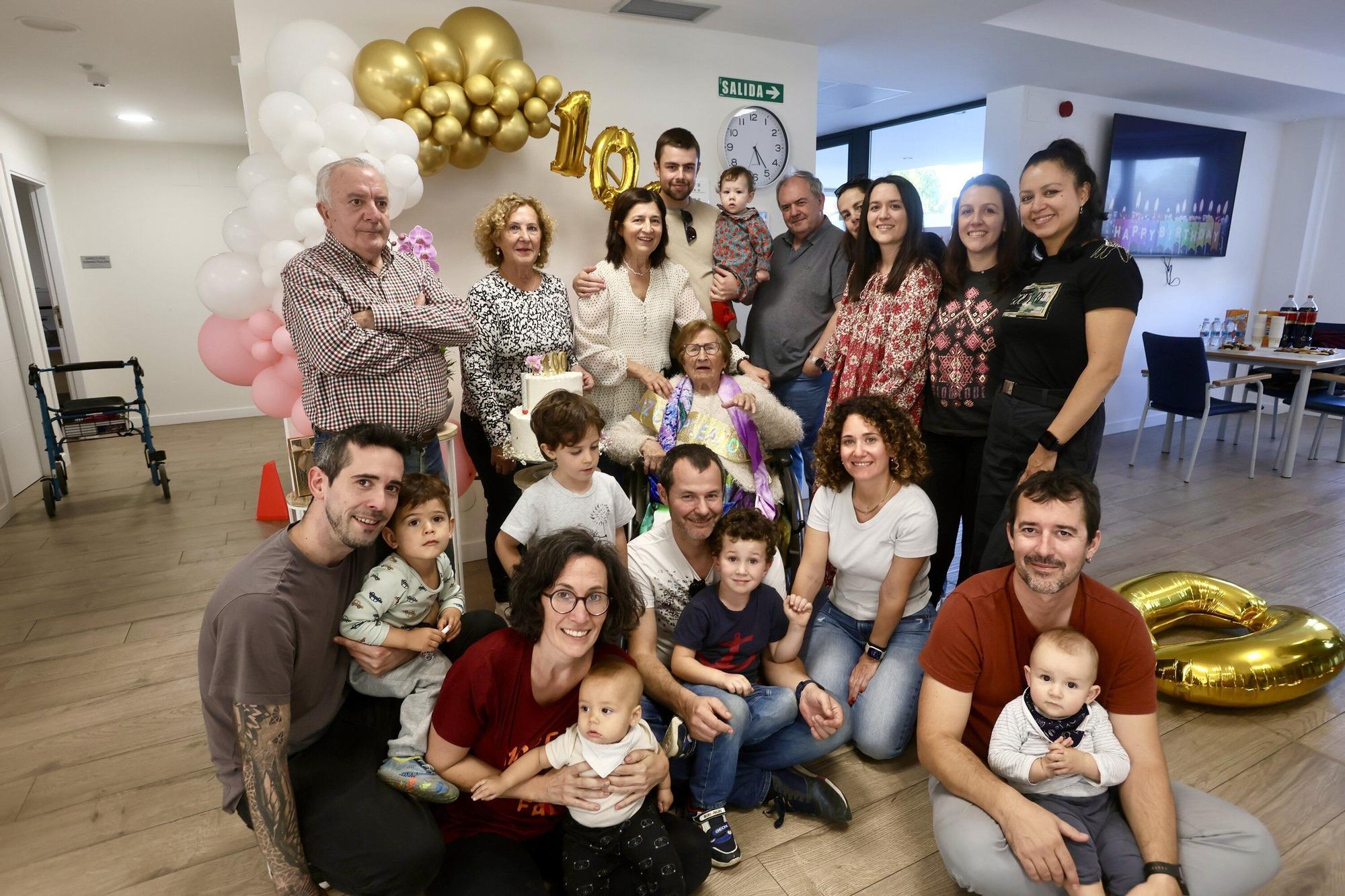 En imágenes: María Purificación López de Viñaspre celebra un siglo de vida rodeada de familiares, amigos y personal en la residencia Betania Garden