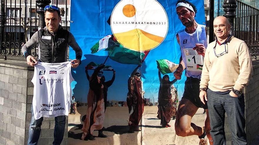 Jon Salvador, junto al concejal de Deportes de Erandio, Josean Pérez.Foto: M. H