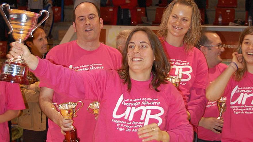 Asurmendi, capitana del UNB Obenasa Navarra, recogiendo el trofeo de mejor equipo de la temporada en Liga Femenina 2.