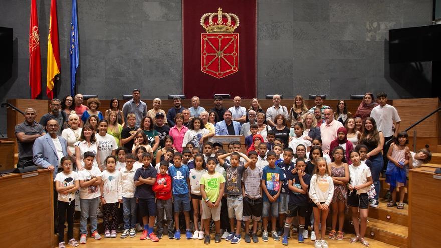 El Parlamento de Navarra recibe a los 98 niños y niñas saharauis que pasarán el verano en la Comunidad Foral