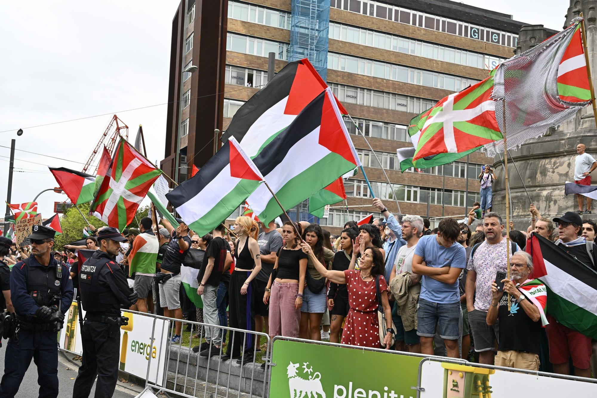 En imágenes: protesta contra el Israel al paso de la La Vuelta por Bilbao
