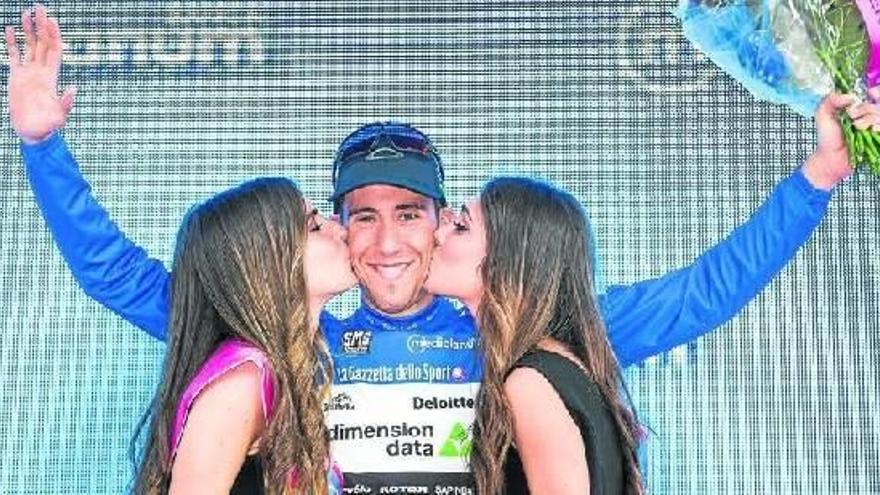 Omar Fraile recibe la felicitación en el podio como primer líder de la montaña del Giro de Italia.