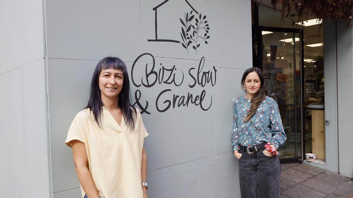 Sonia y Eva en el interior de Bizi Slow