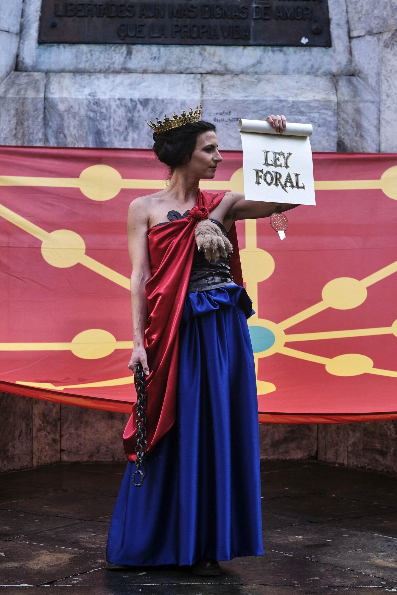 Fotos del homenaje a la estatua que corona el monumento que se erigió hace más de 100 años recordando la lucha popular en el Día de Navarra