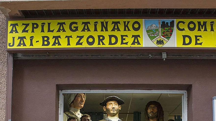 Algunos miembros de la Comisión de Fiestas de Azpilagaña posan con carteles anunciadores de fiestas y contra las agresiones sexistas.