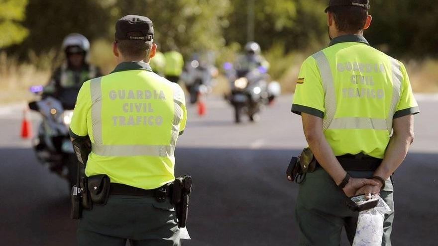 Dos agentes de la Guardia Civil, de espaldas.