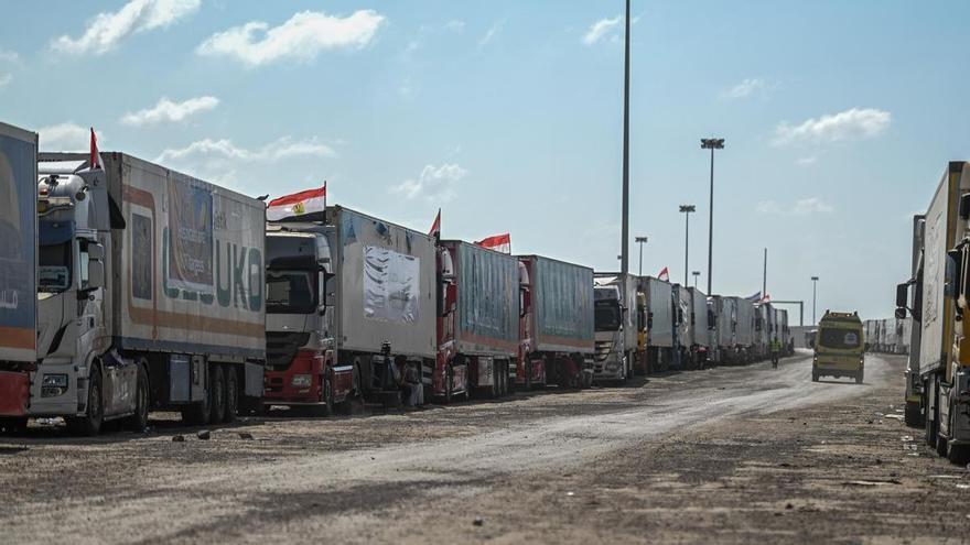 La ayuda humanitaria espera en la frontera de Gaza