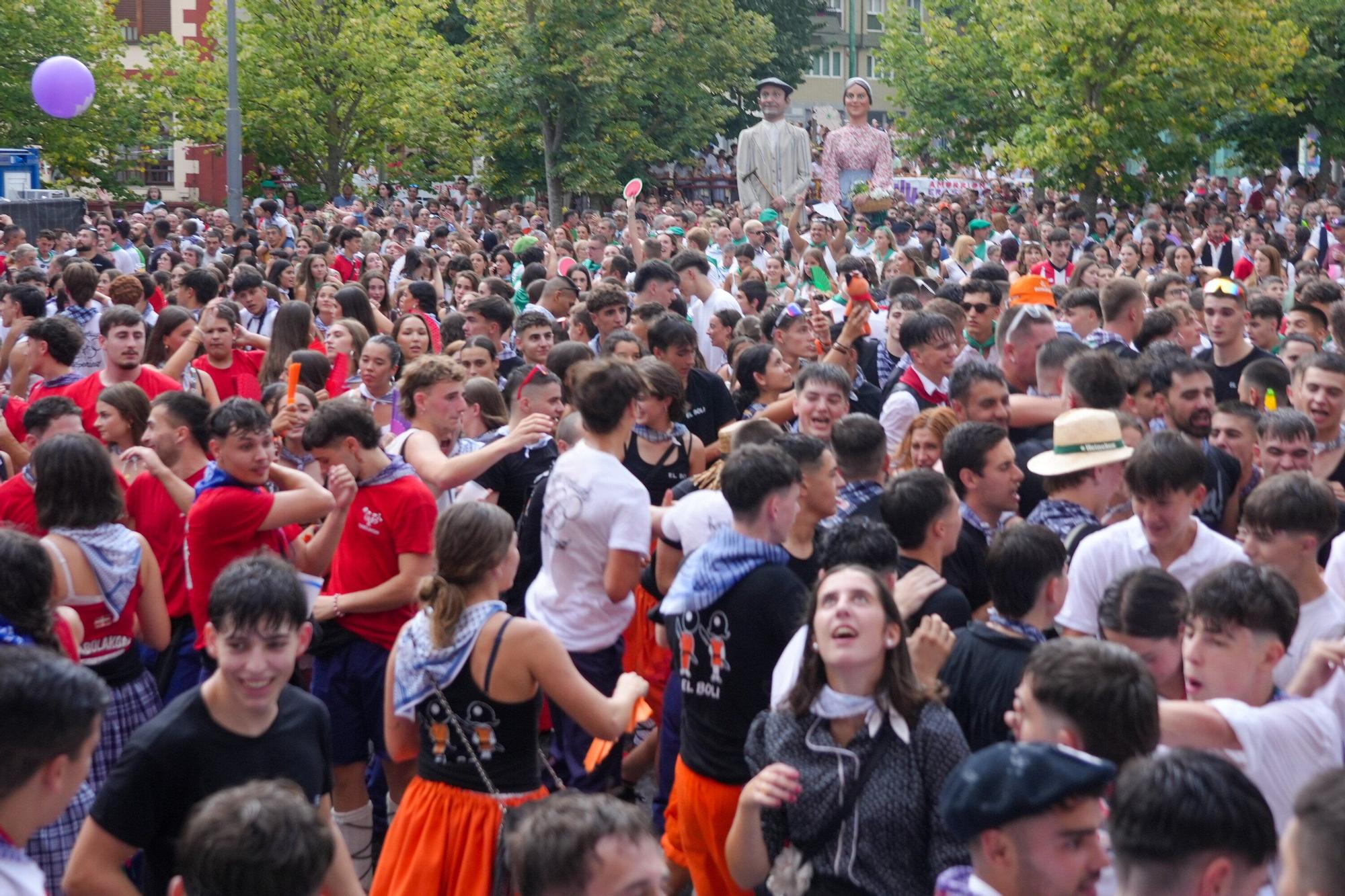 En imágenes: La bajada de Iguarrako enciende la fiesta en Amurrio