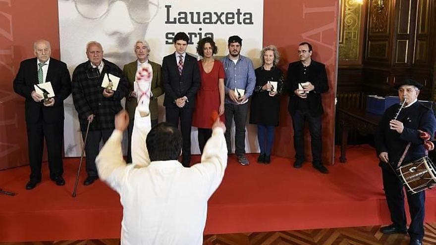 La Diputación premia a los padres pioneros que apostaron por la enseñanza en euskera