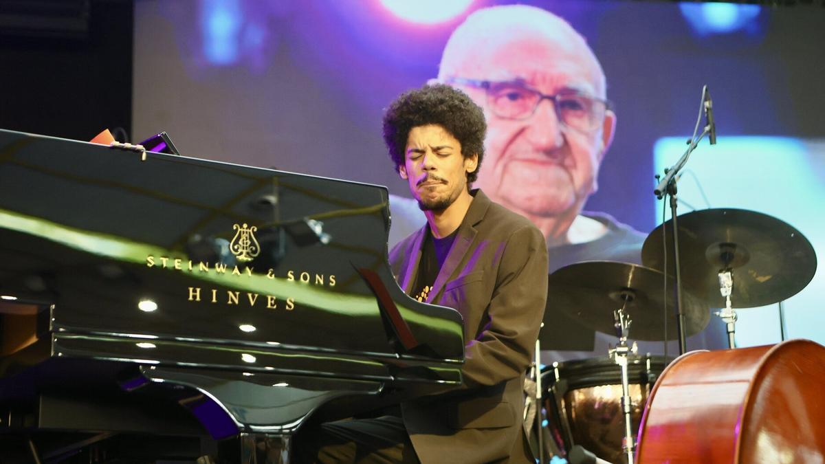 Antes del primer concierto de Mendizorroza se rindió homenaje al fallecido Xabier Añúa