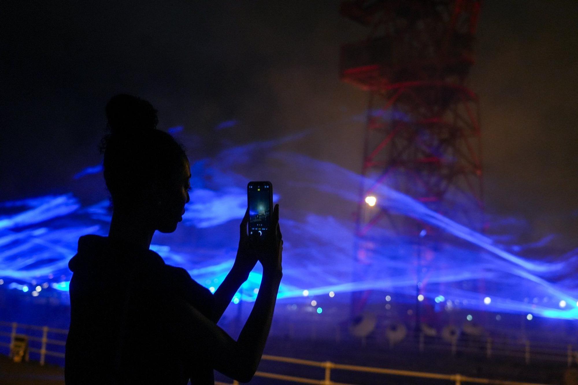 En imágenes: ‘Waterlicht’, un océano de luz azul sobre la ría de Bilbao