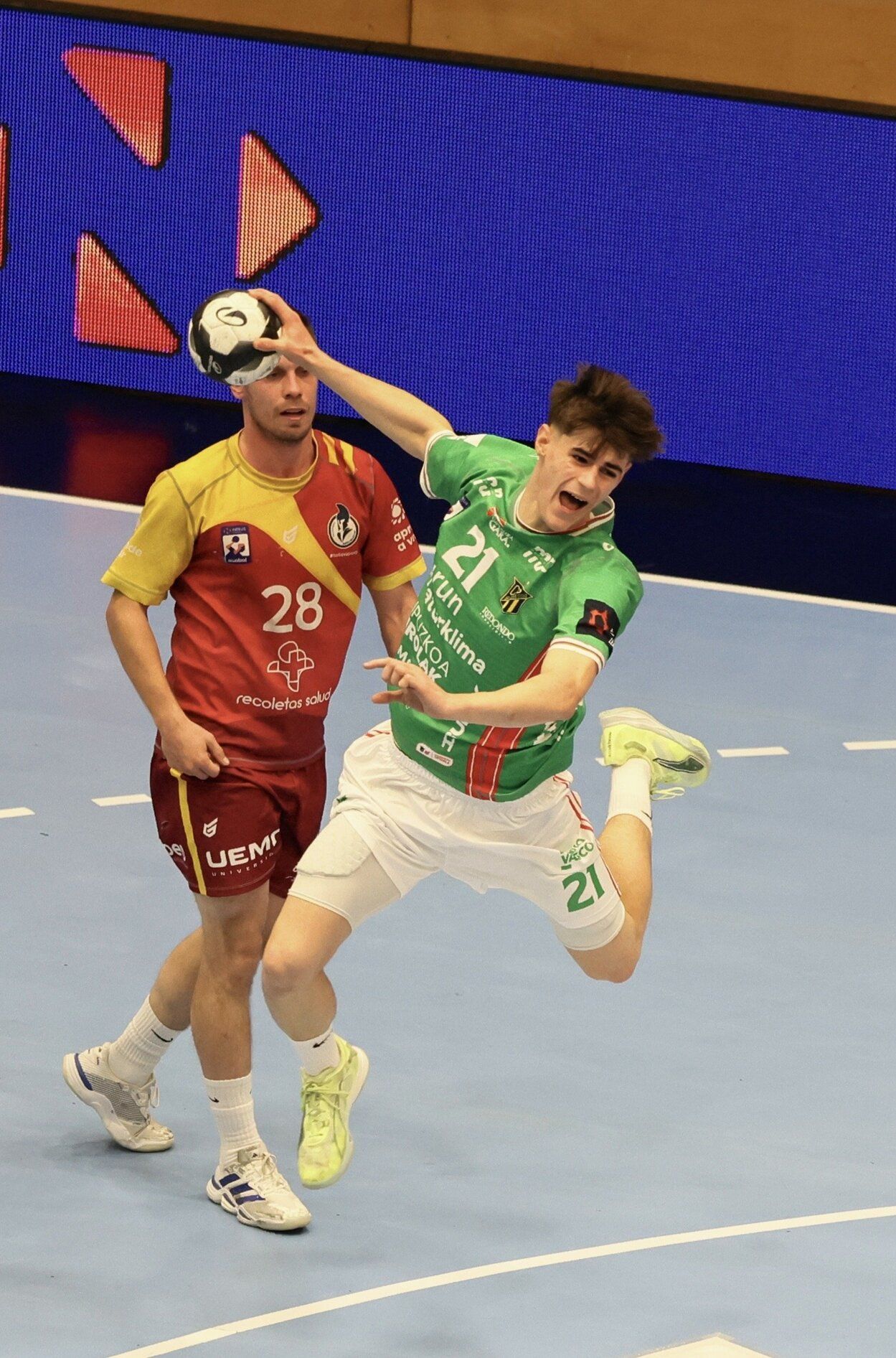 Gran victoria de un Bidasoa vestido de llamativo verde ante el Atlético Valladolid