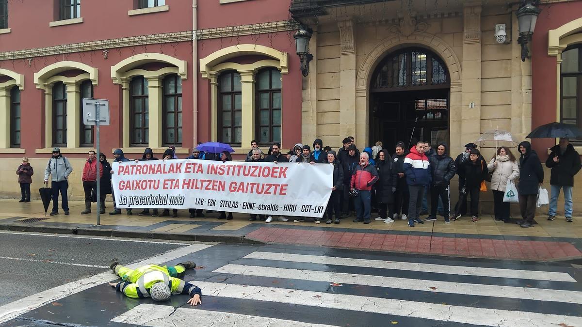 Concentración sindical en el paseo de la Inmaculada de Estella por la muerte de un trabajador en Abárzuza.