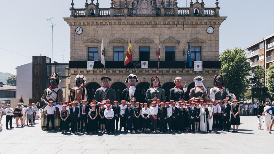 Irun declara patrimonio cultural a la Comparsa de Gigantes y Cabezudos de la Irungo Atsegiña