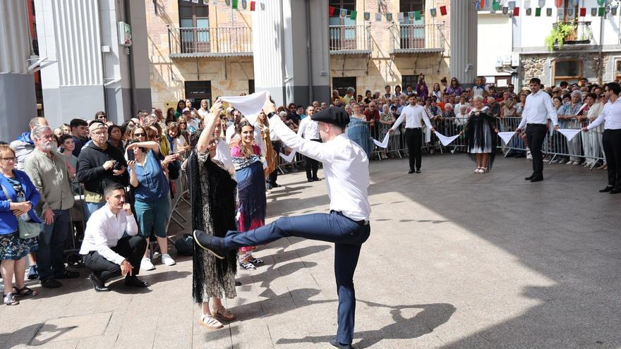 Diez parejas dan un nuevo impulso a la Esku-dantza de los Santaneros de Ordizia
