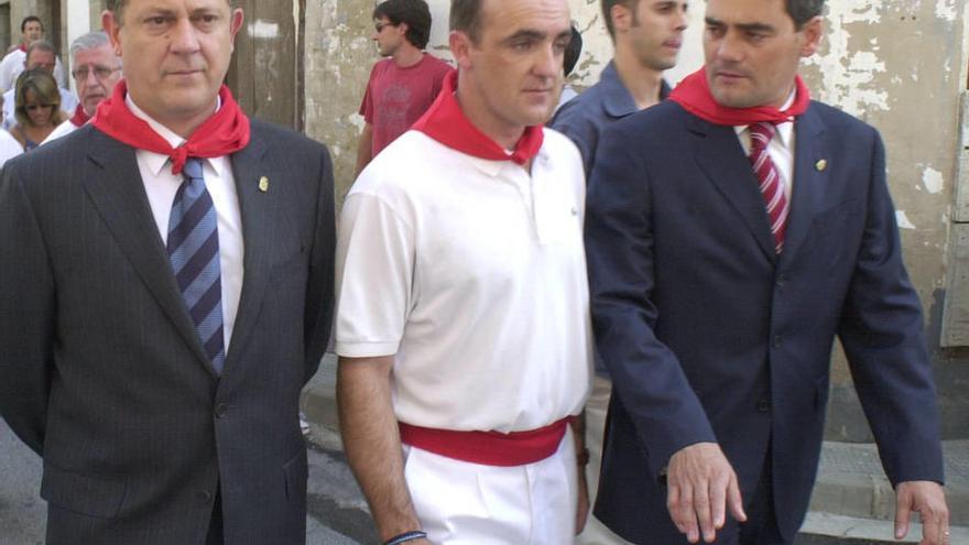 Francisco Iribarren (i), con Javier Esparza y José Andrés Burguete, en una foto de 2003 en Aoiz.