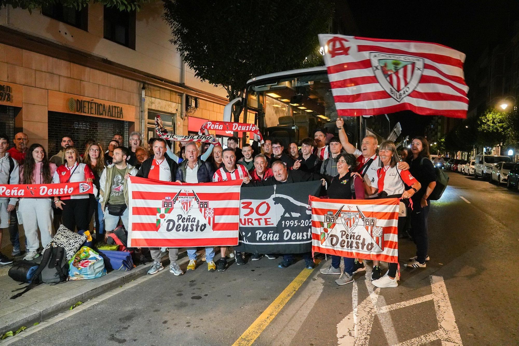 En imágenes: la Peña Deusto del Athletic pone rumbo a Dortmund