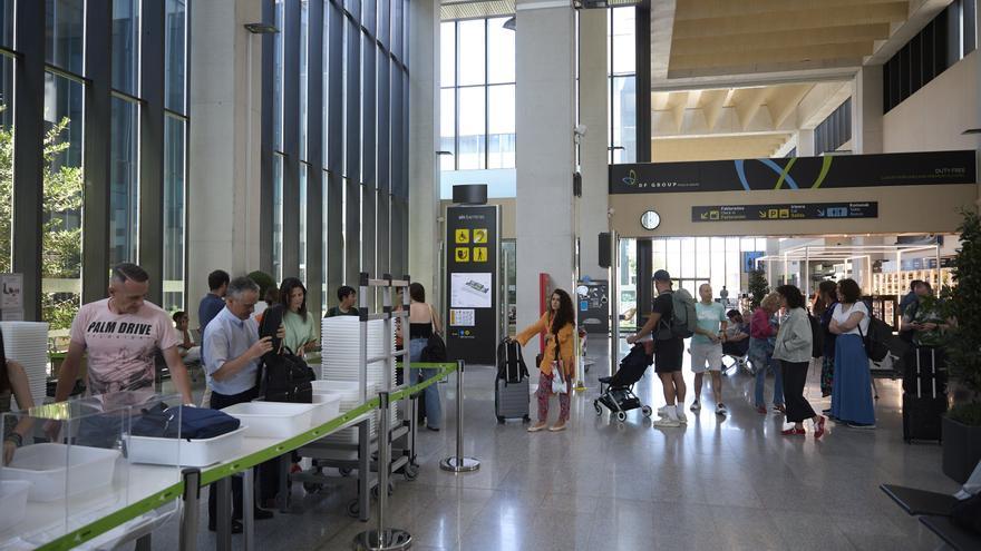 El Aeropuerto de Pamplona sigue sumando pasajeros, pero frena su incremento