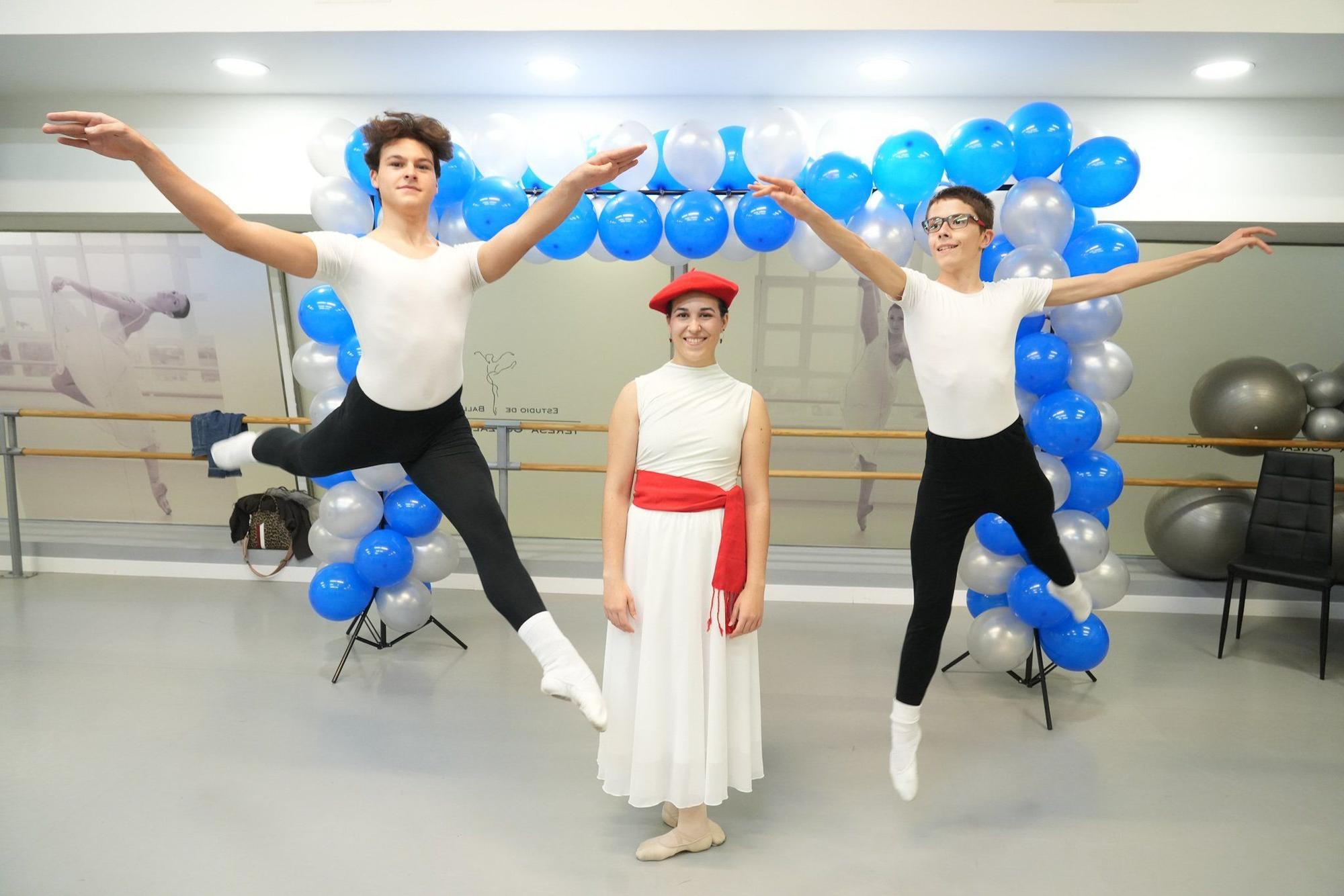 Alex González y Kevin Campos bailaron la obertura de El lago de los cisnes y Elara Ortiz el Agurra.