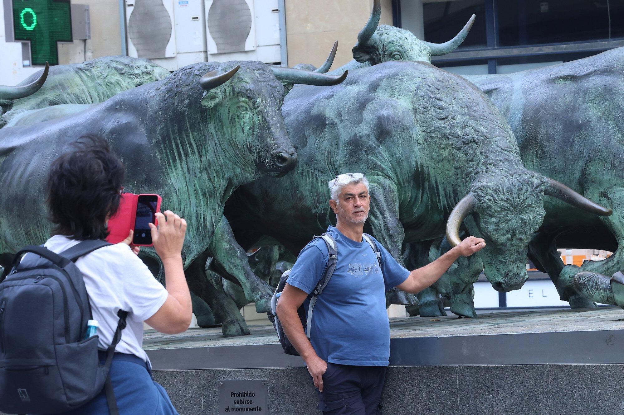 Turistas pasean por el Casco Viejo de Pamplona