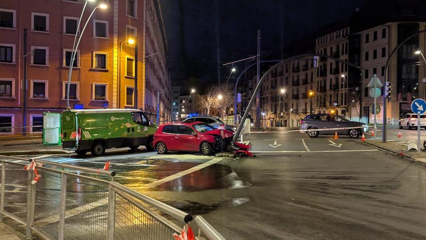 Investigado por estrellarse contra un semáforo en Bilbao, huir y dar positivo en alcohol