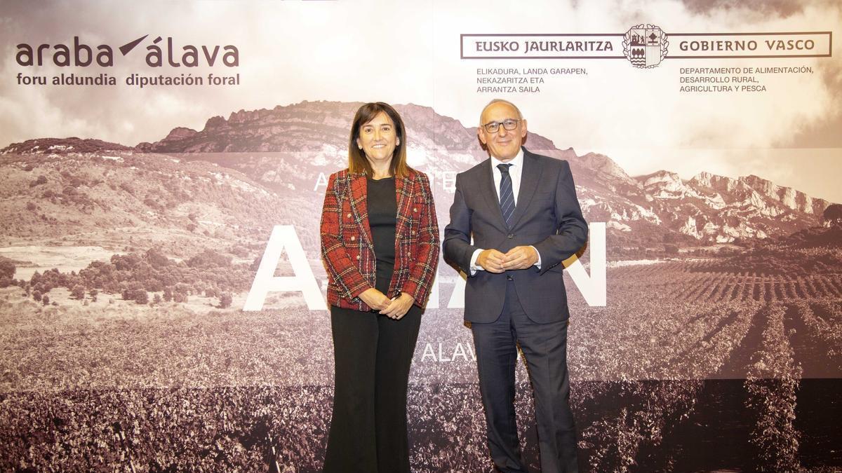 La consejera Amaia Barredo y el diputado general Ramiro González, en Yécora.