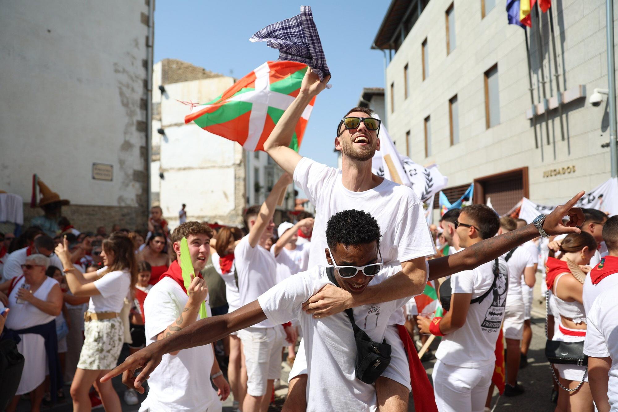 Fotos del chupinazo de fiestas de Aoiz 2025