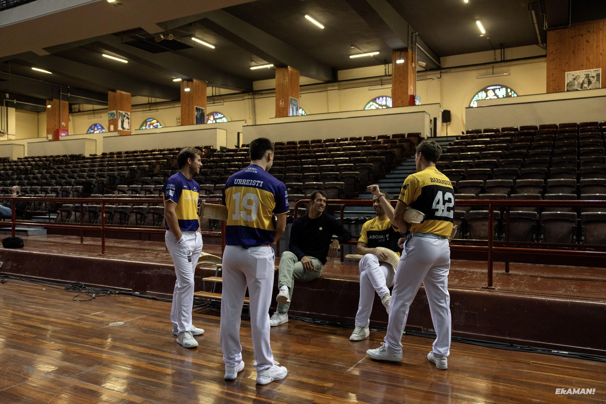 Barandika-López y Urreisti-Basque eligen material para la final de la Jai Alai League en el frontón Carmelo Balda de Donostia.