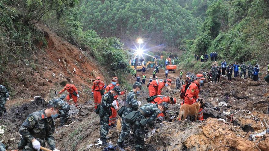 Trabajos de búsqueda y rescate tras el siniestro del avión en el sur de China.