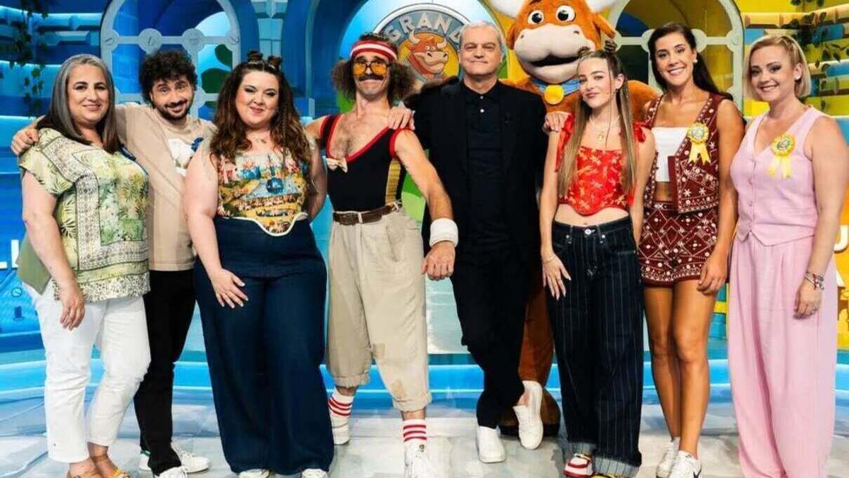 Los representantes de los pueblos que ayer compitieron en el &#039;Grand Prix&#039; junto con los colaboradores habituales