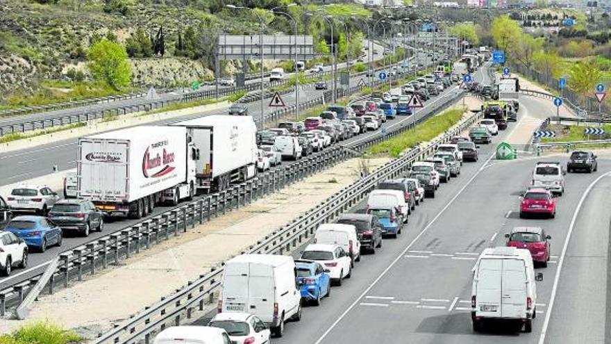 Retenciones en la salida de Madrid el pasado viernes. Foto: Europa Press