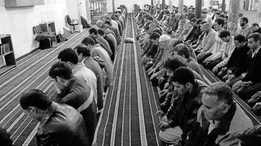Varios musulmanes se congregan en una mezquita para rezar durante el Ramadán.