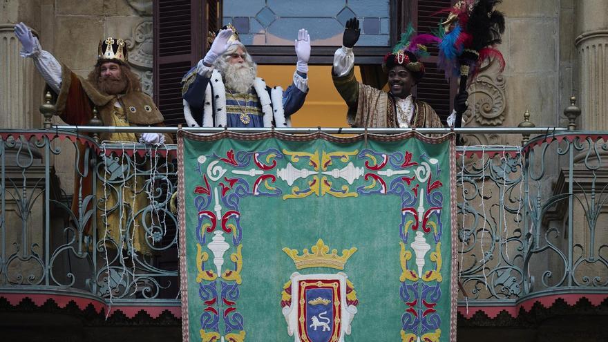El Ayuntamiento reconoce con el Pañuelo de Pamplona a la Asociación Cabalgata Reyes Magos