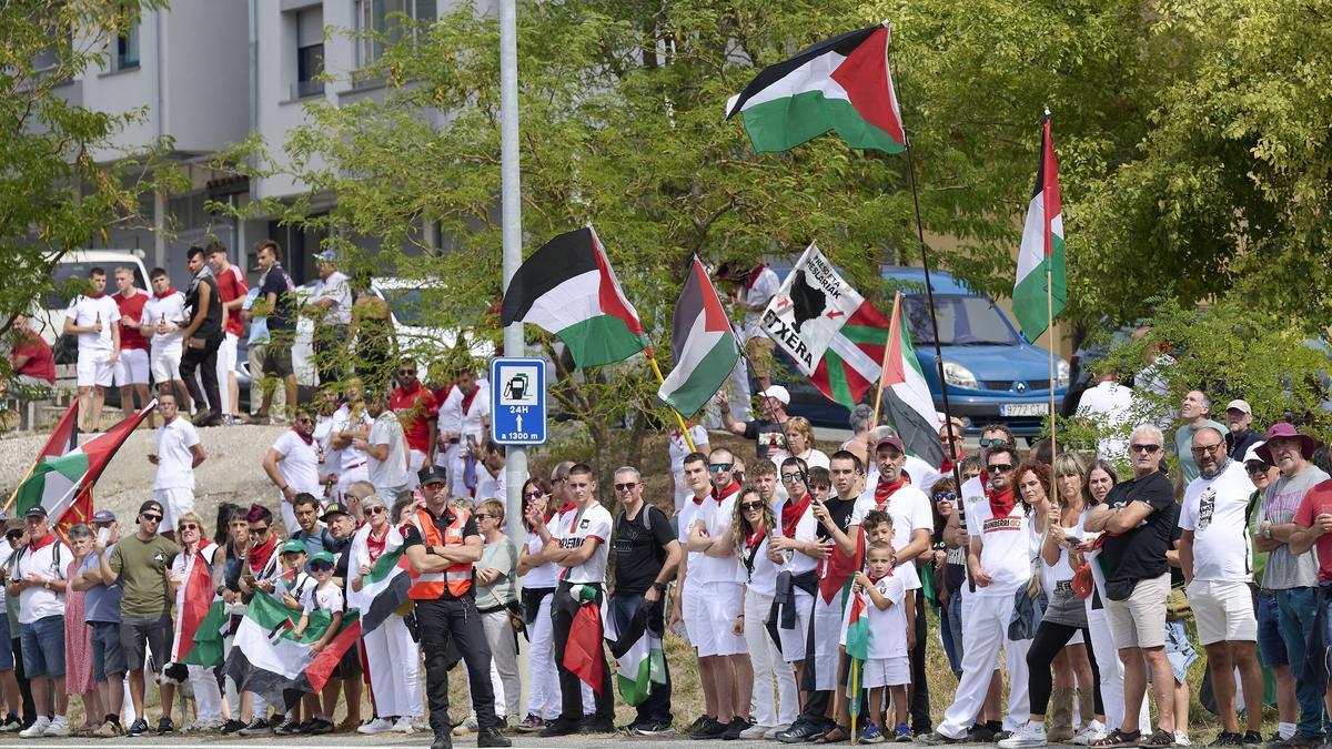 Banderas palestinas en la etapa de La Vuelta del martes