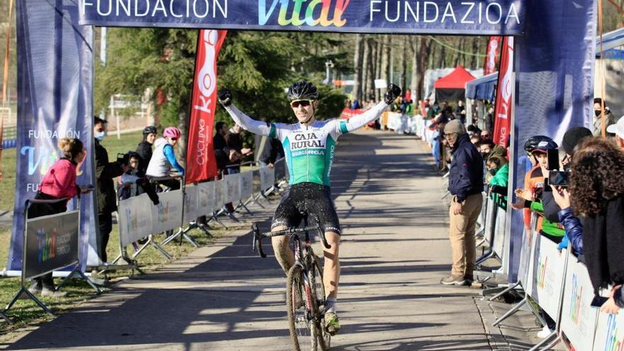 Miguel Sánchez festeja su triunfo en Amurrio.