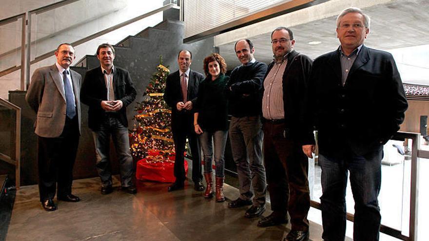 Los parlamentarios Enrique Martín de Marcos (PPN), Roberto Jiménez (PSN), Carlos García Adanero (UPN), Bakartxo Ruiz (Bildu), Manu Ayerdi (Geroa Bai), José Miguel Nuin (Izquierda-Ezkerra) y Patxi Zabaleta (NaBai-Aralar), en el atrio de la Cámara.