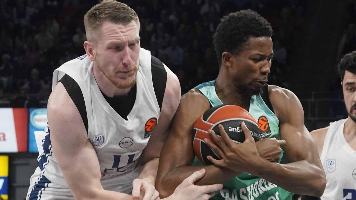 Diakite protege el balón de Smits durante la victoria del Baskonia contra el Efes.