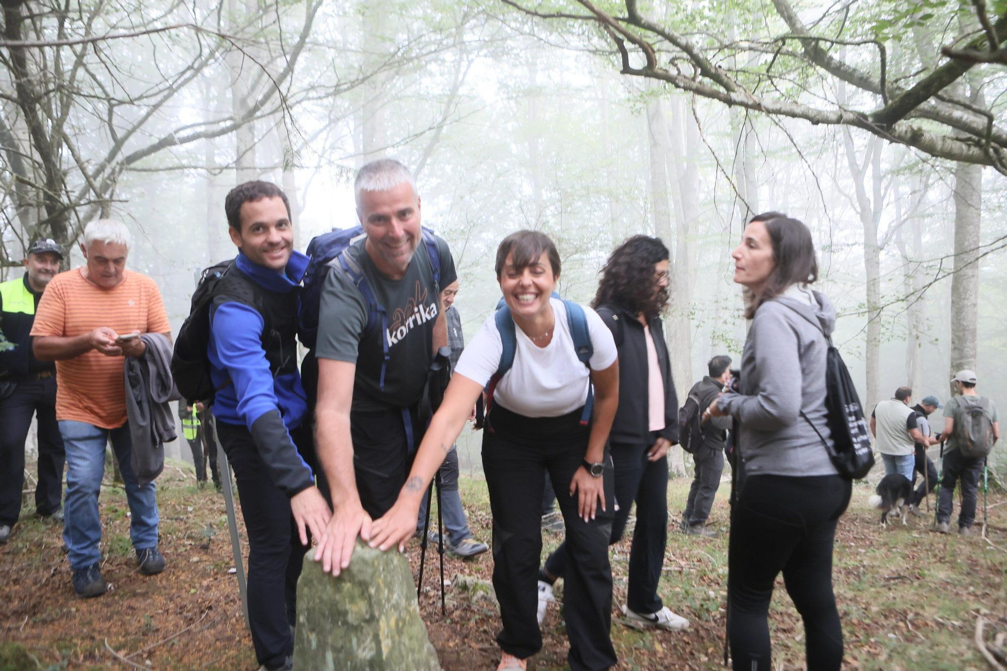 En imágenes: La corporación municipal recorre los mojones en el Día de Olarizu