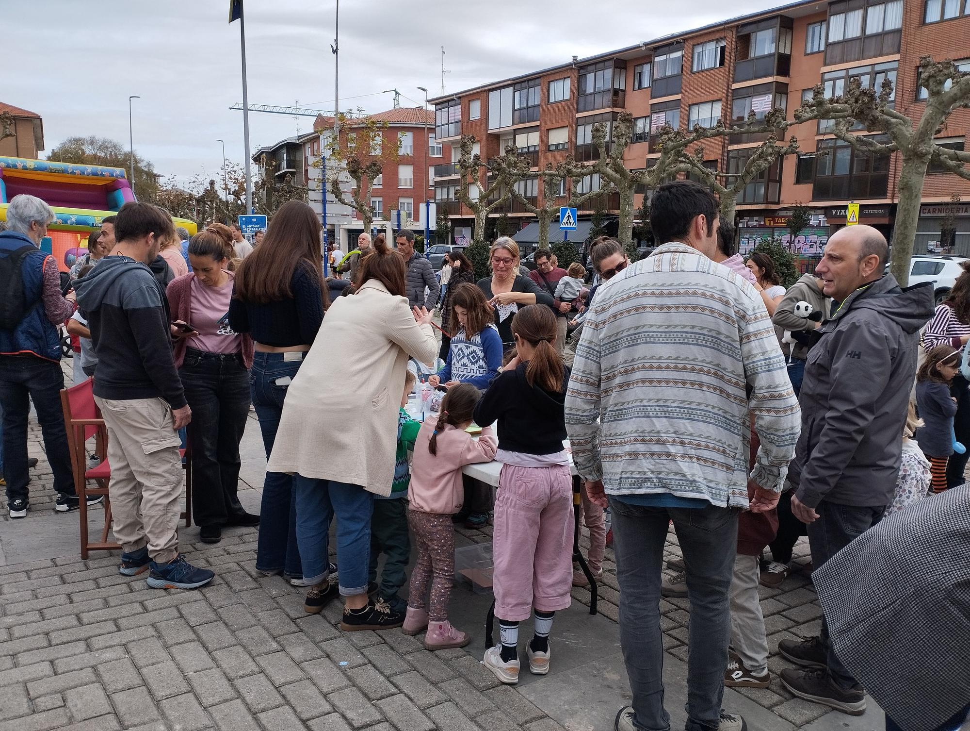 La plaza del ayuntamiento de Sopela acogió diversas actividades solidarias.