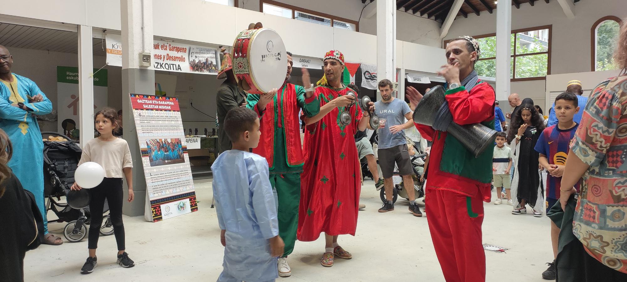 El buen ambiente presidió el encuentro entre culturas y la solidaridad en Azkoitia