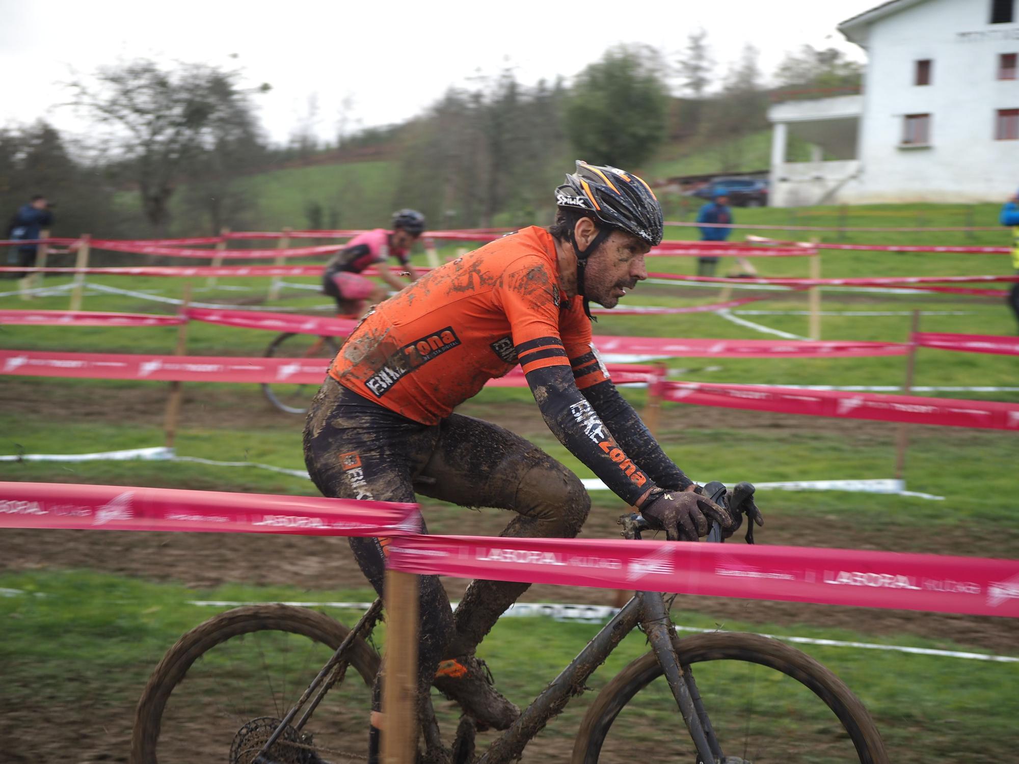 El barro se sumó al espectáculo de ciclocross en Elgoibar