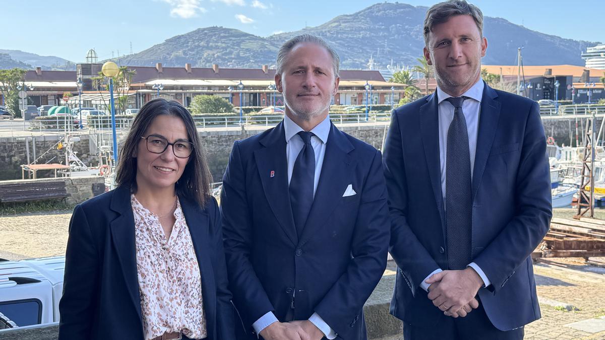 La alcaldesa Amaia Agirre, el presidente de la Autoridad Portuaria, Iván Jiménez, y Sébastien Vauzelle, de la coalición local 2030 de Naciones Unidas