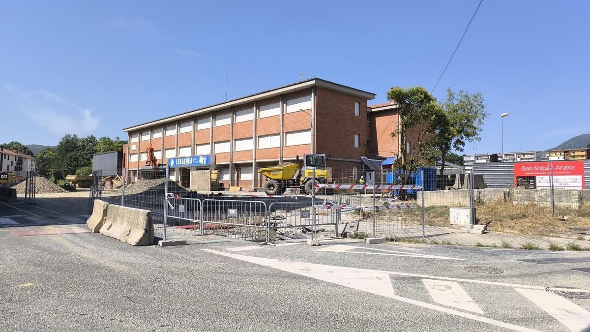 Obras en el colegio Lekaenea y la calle San Sebastián de Irun / Unai Macias