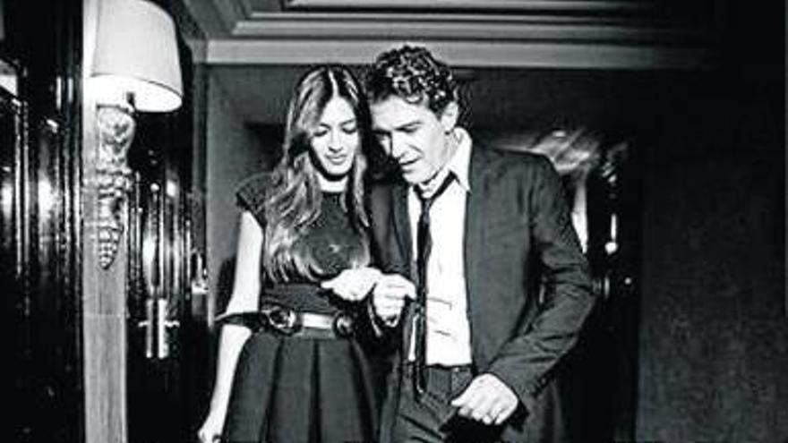 Sara Carbonero debuta en &quot;Elle&quot; entrevistando a Antonio Banderas