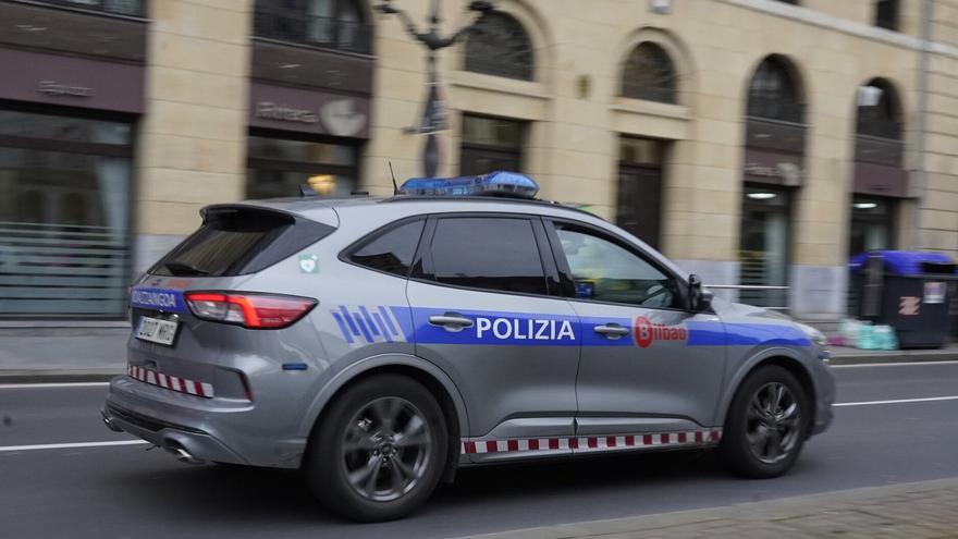 Detenidos un hombre y una mujer por agredir sexualmente a otra mujer en un piso de Santutxu