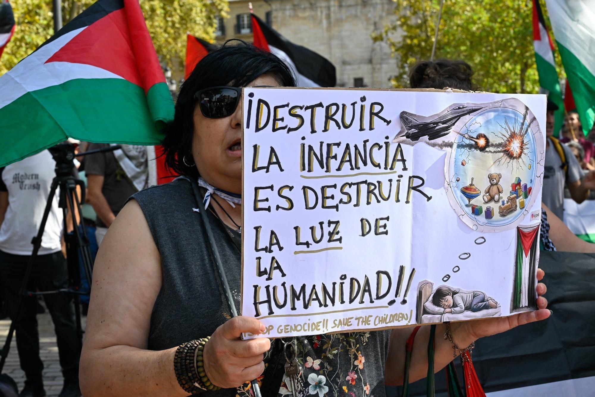 En imágenes: Más de 300 personas se concentran en El Arenal para denunciar el ataque terrestre sobre la ciudad de Gaza