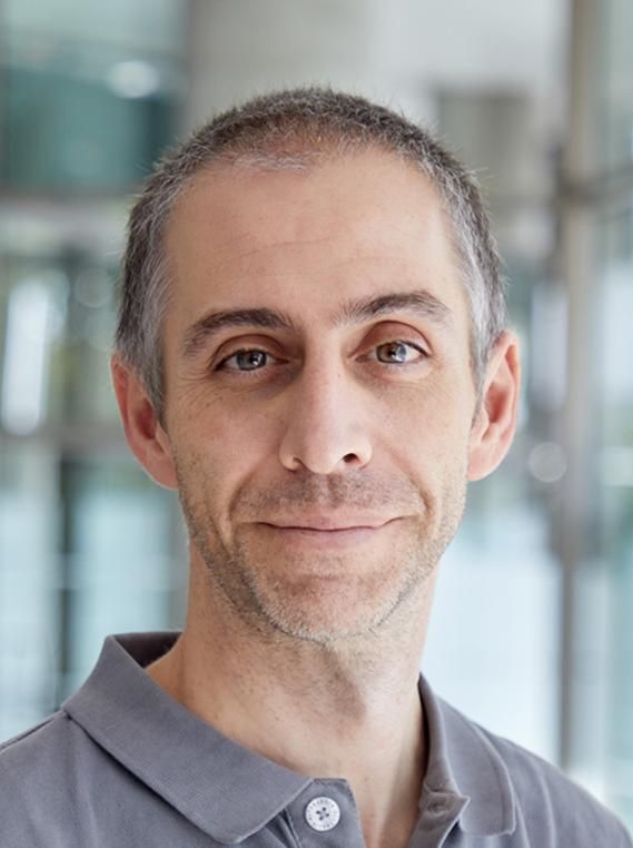 Javier Del Ser, investigador principal en IA en Tecnalia y en la EHU, ofrecerá la ponencia ‘¡Que no cunda el P-AI-nico! Educación, pensamiento crítico y responsabilidad en el uso de la Inteligencia Artificial’ a las 15:40h.