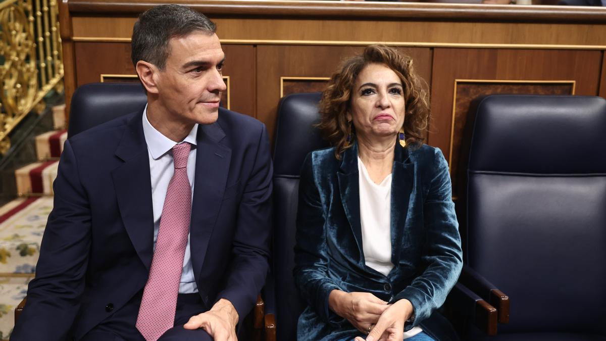 El presidente del Gobierno, Pedro Sánchez, y la vicepresidenta primera y ministra de Hacienda, María Jesús Montero, durante una sesión de control al Gobierno, en el Congreso de los Diputados.