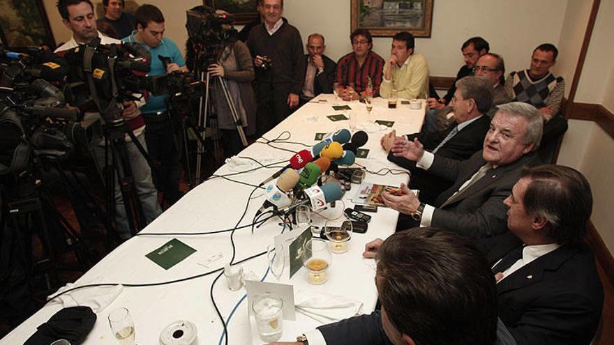 Momento de la conferencia de prensa de Patxi Izco en el restaurante Irurena de Tajonar.